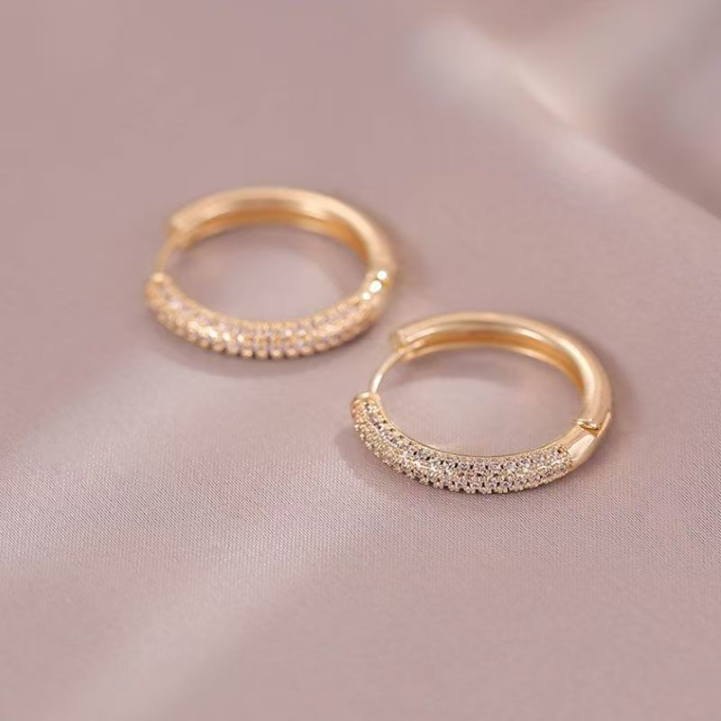 ELARÉ Luxe Spark Earrings – Premium Sparkling Silver Earrings